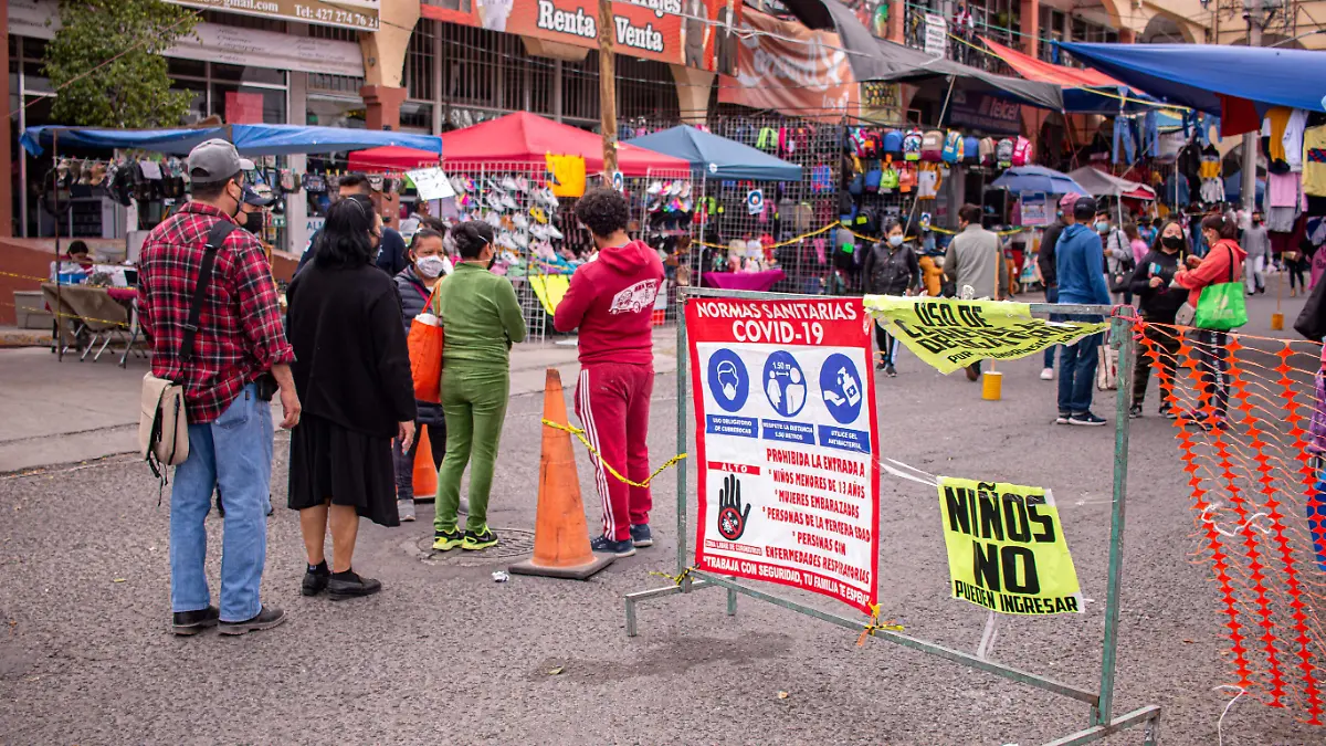 Los comerciantes se turnan para vigilar los accesos y respetar los protocolos de salud.  Constanza Escamilla.